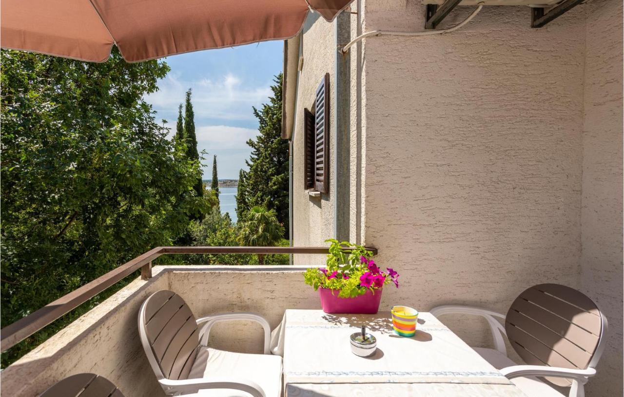 Beautiful Apartment In Omisalj With Kitchen Luaran gambar
