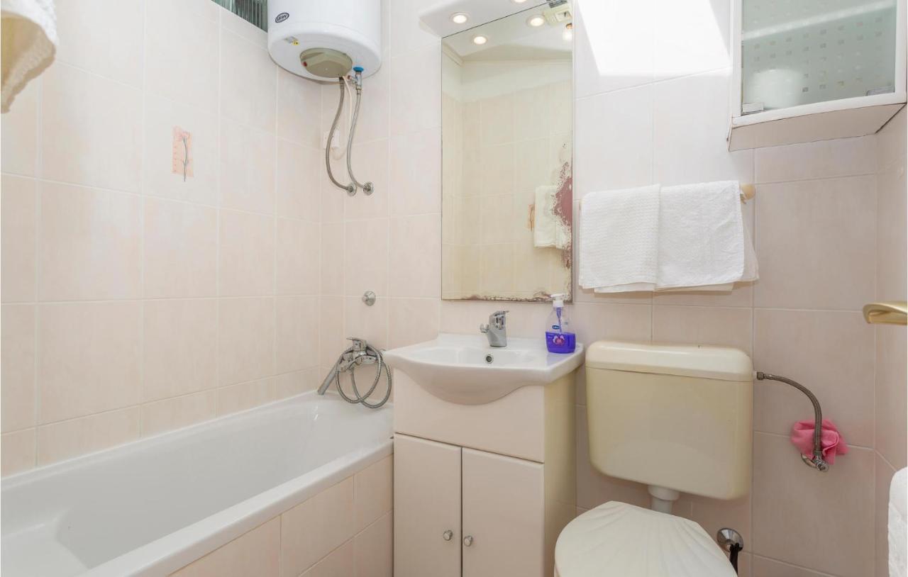 Beautiful Apartment In Omisalj With Kitchen Luaran gambar